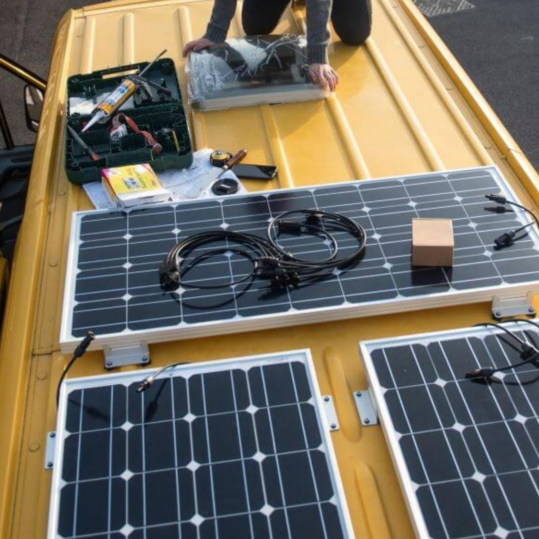 Kit solaire Voltix livré, panneaux et accessoires posés sur le toit d'un van