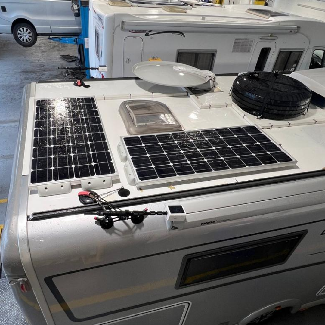 Installation pro de panneaux solaires Voltix sur toit de camping-car à l'atelier